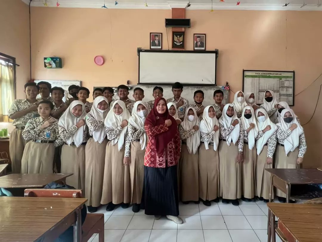 fpkgresik's tweet image. Anggota FPK Gresik, Susi Idawardani melakukan sosialisasi kebangsaan kepada siswa dan siswi SMP Negeri 1 Gresik, Rabu (15 Juni 2022).

Ditengah kecanggihan teknologi informasi ini, nasionalisme anak-anak harus diperkuat dengan menanamkan nilai pancasila.

#fpk #fpkgresik #gresik