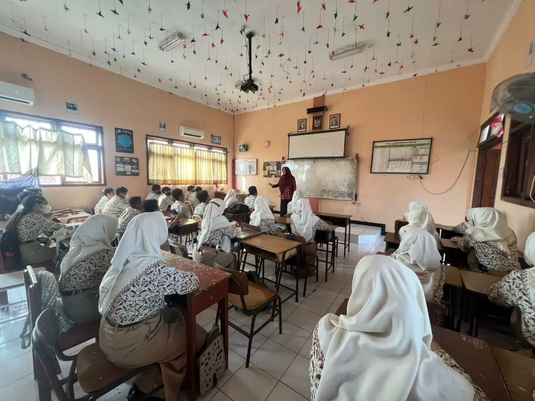 fpkgresik's tweet image. Anggota FPK Gresik, Susi Idawardani melakukan sosialisasi kebangsaan kepada siswa dan siswi SMP Negeri 1 Gresik, Rabu (15 Juni 2022).

Ditengah kecanggihan teknologi informasi ini, nasionalisme anak-anak harus diperkuat dengan menanamkan nilai pancasila.

#fpk #fpkgresik #gresik