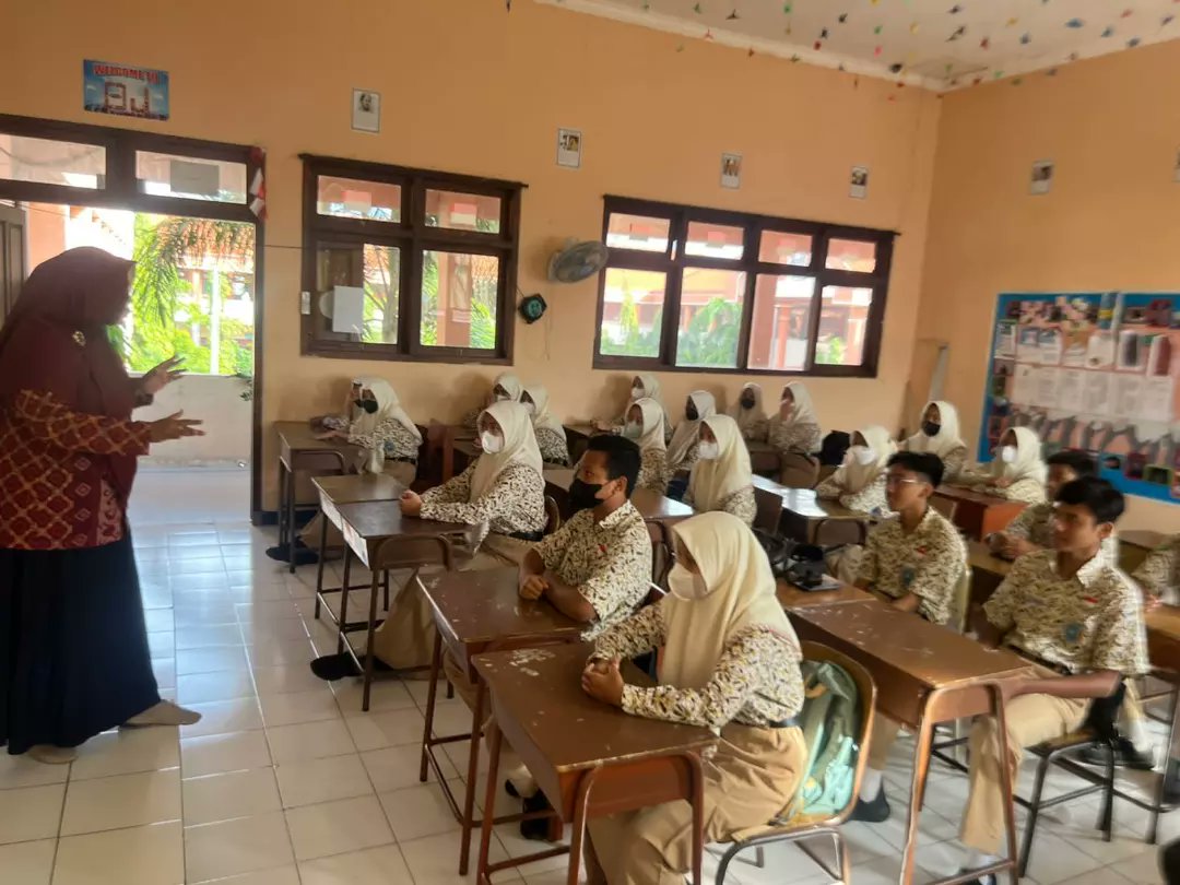 fpkgresik's tweet image. Anggota FPK Gresik, Susi Idawardani melakukan sosialisasi kebangsaan kepada siswa dan siswi SMP Negeri 1 Gresik, Rabu (15 Juni 2022).

Ditengah kecanggihan teknologi informasi ini, nasionalisme anak-anak harus diperkuat dengan menanamkan nilai pancasila.

#fpk #fpkgresik #gresik