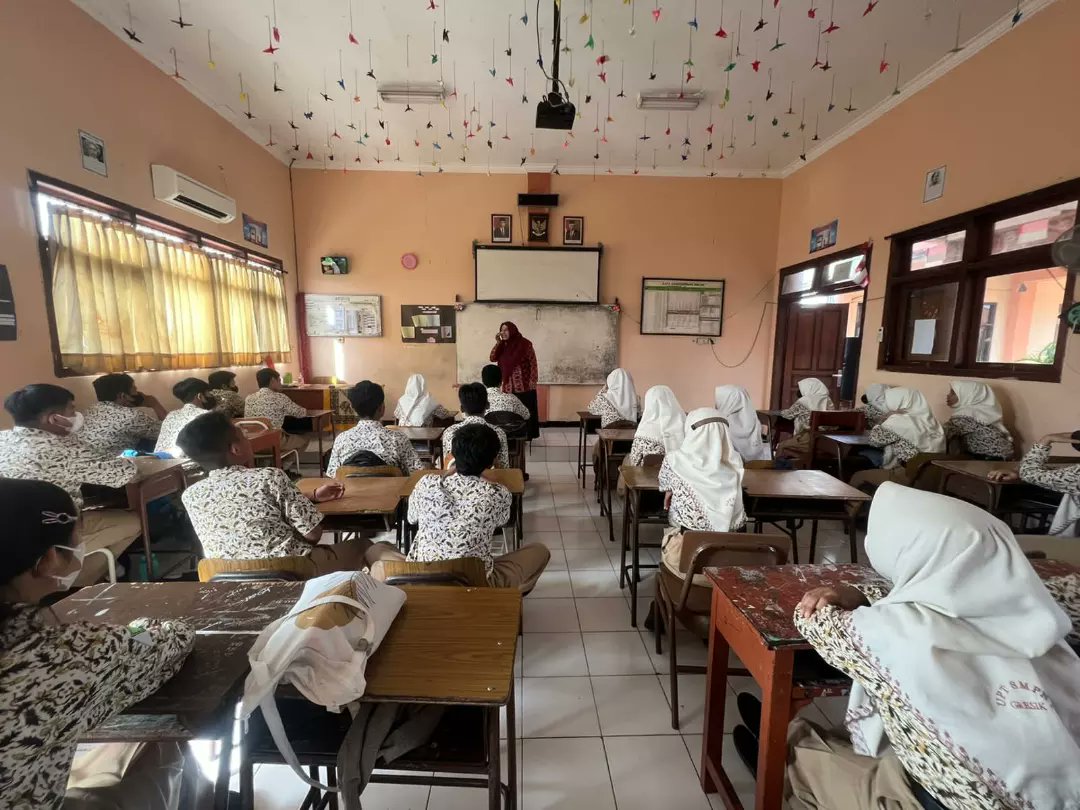 fpkgresik's tweet image. Anggota FPK Gresik, Susi Idawardani melakukan sosialisasi kebangsaan kepada siswa dan siswi SMP Negeri 1 Gresik, Rabu (15 Juni 2022).

Ditengah kecanggihan teknologi informasi ini, nasionalisme anak-anak harus diperkuat dengan menanamkan nilai pancasila.

#fpk #fpkgresik #gresik