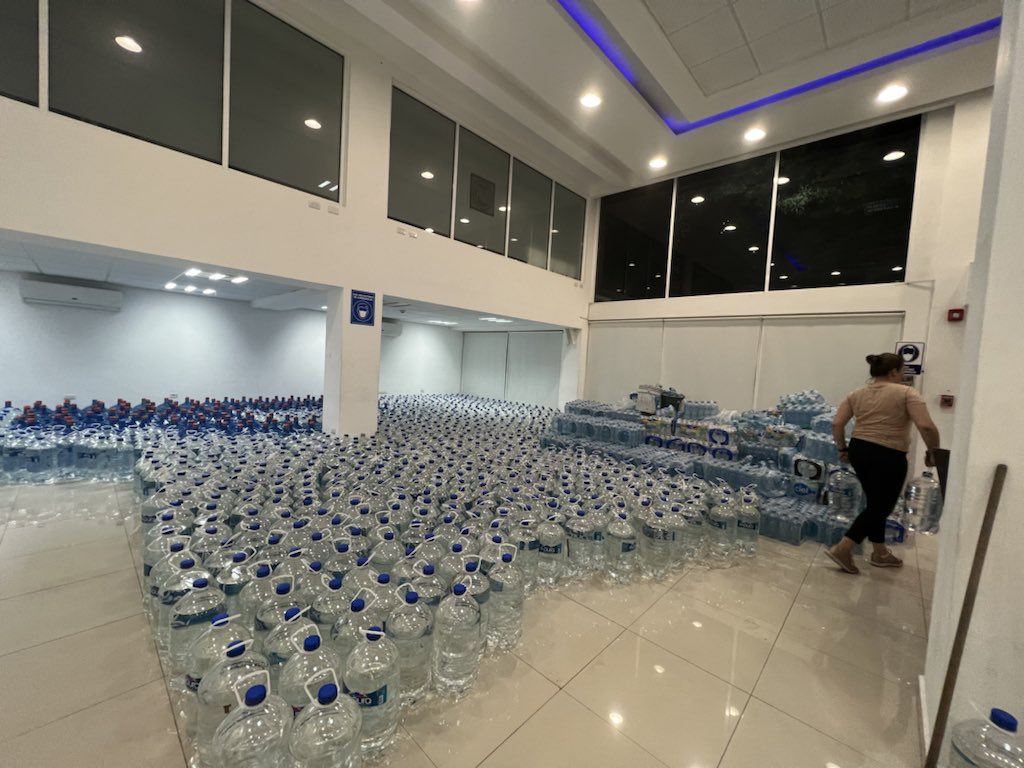 AnniaGomezNL's tweet photo. Desde Xico, Tamaulipas llegó más agua. Muchas gracias al Diputado Vicente Verastegui @diputadospan 👏👏👏👏 se lució, Monterrey se lo agradece mucho!!! 

¡Qué precioso es México solidario! 🇲🇽 https://t.co/olNOEo5IjS