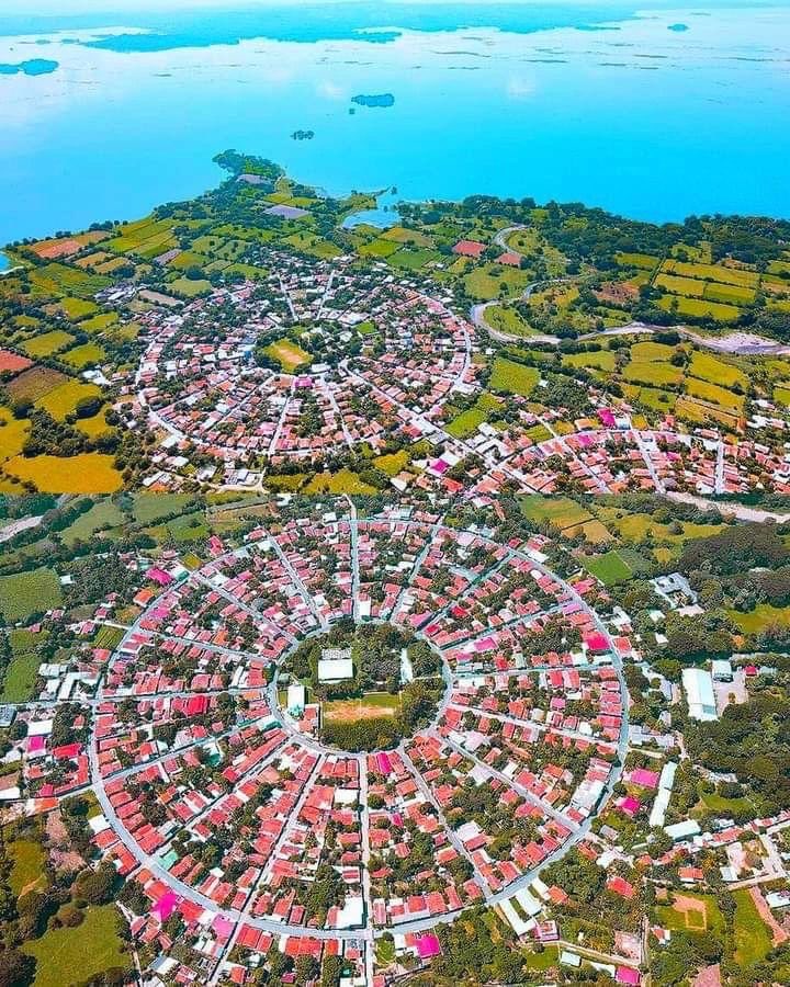 VidaChalateca's tweet photo. @aveotero @stacyherbert @ChalateMitico Our circular towns, agriculture and mountains https://t.co/EyrcTN0Xzi