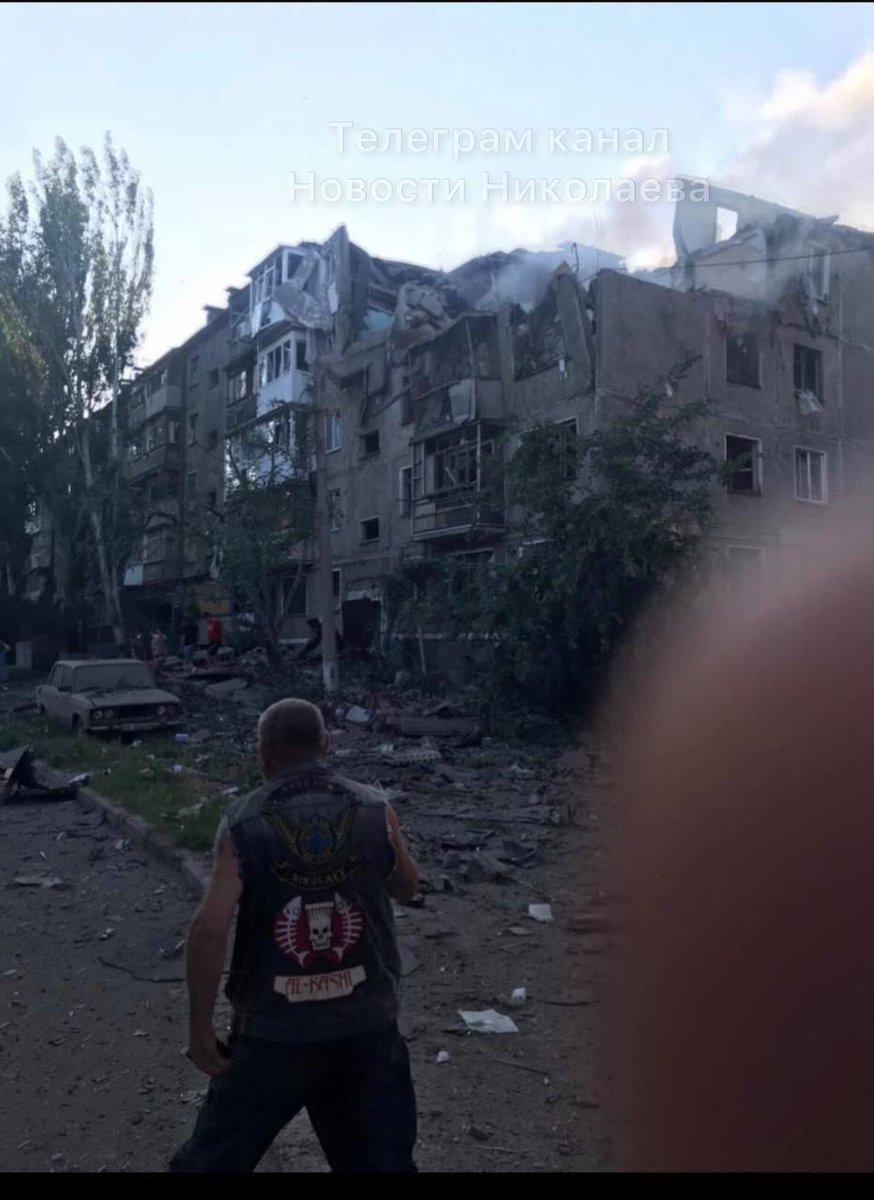 dedzaebal's tweet photo. Утром фашисты уебали по жилой пятиэтажке в Николаеве. 
Чё блядь там тоже ангар с американским оружием был выблядки? https://t.co/oNxmUvOx1C