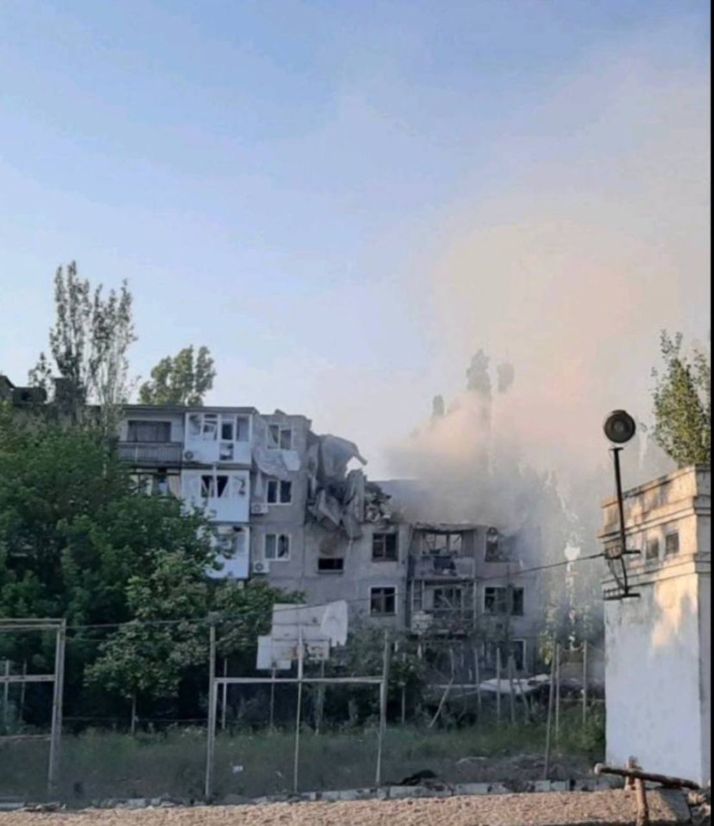 dedzaebal's tweet photo. Утром фашисты уебали по жилой пятиэтажке в Николаеве. 
Чё блядь там тоже ангар с американским оружием был выблядки? https://t.co/oNxmUvOx1C