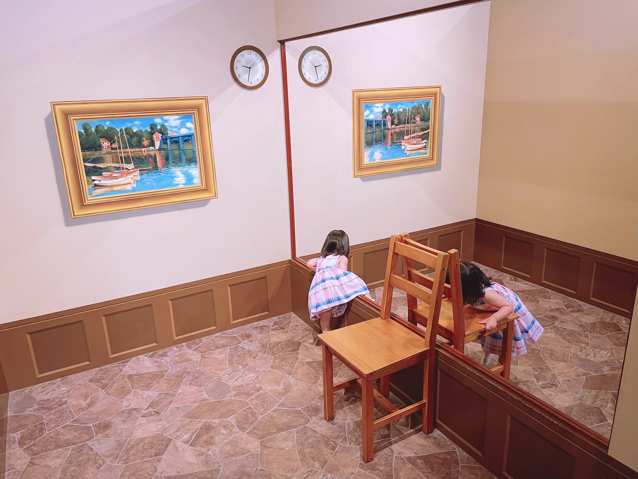 双子と行くトリックアートは面白い！？鏡かと思ったら双子だったw