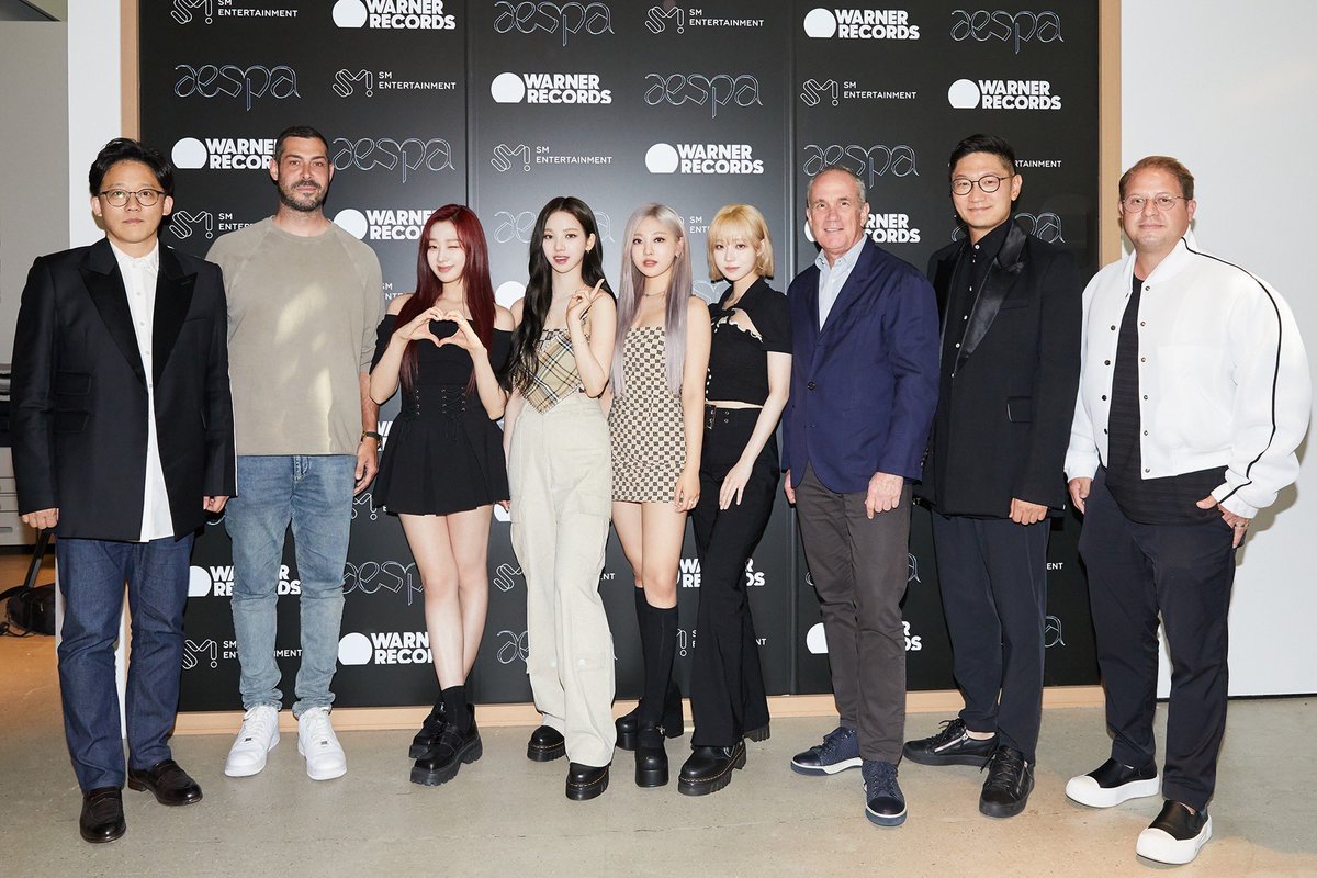 myaesva's tweet photo. aes:va and SM’s co-CEOs receive a warm welcome at the Warner Records headquarters in Los Angeles and proceeded with a global partnership signing ceremony!
#이성수 #탁영준
#aespa @aespa_official
#SM #SMentertainment
#WarnerRecord https://t.co/BFkhUIYMGQ