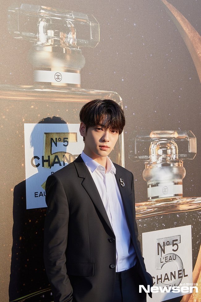 lilbg_y's tweet photo. what's up with txt randomly popping up at brand events? https://t.co/jzXspds8SR