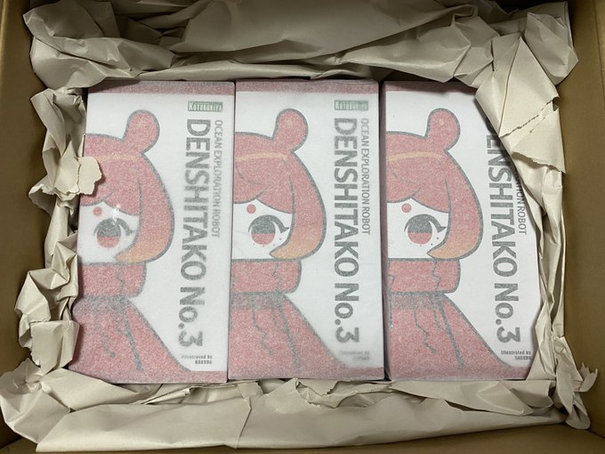 コトブキヤのデンシタコちゃん届いたー!
昨日用意したソフビコーナーに早速飾りました☺️
サイズ感可愛くて良き 