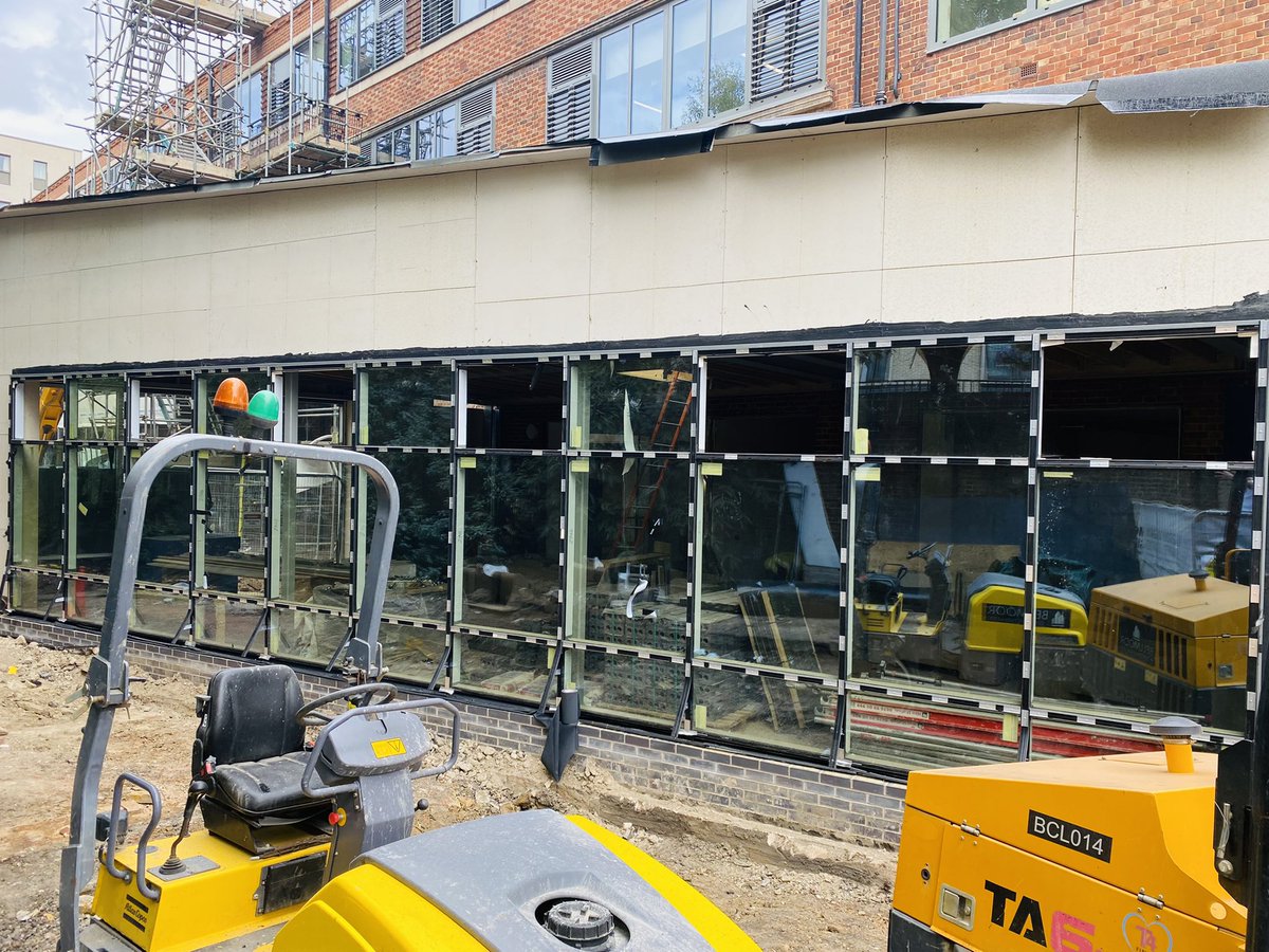 morleynkren's tweet photo. The new entrance and public café front is taking shape, as the landscaping to the rear of the café begins. 

Attractive outside space and year round improved light and facilities for all students, staff and the local community. 

#renovation #northkenren #Kensington https://t.co/zwal1dZEb3
