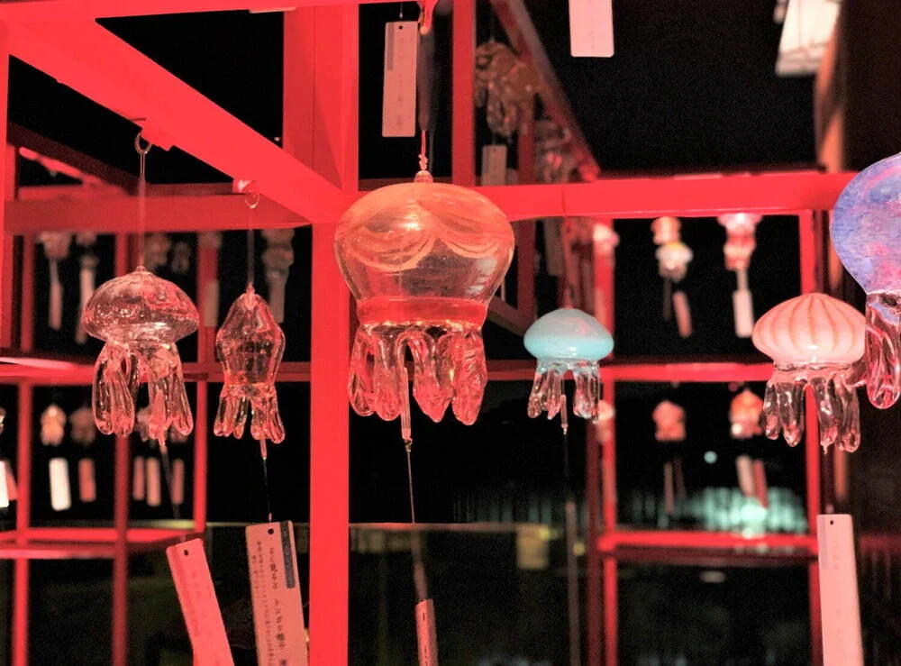 【話題】京都水族館夏イベント「くらげと風鈴」本物そっくりクラゲ風鈴