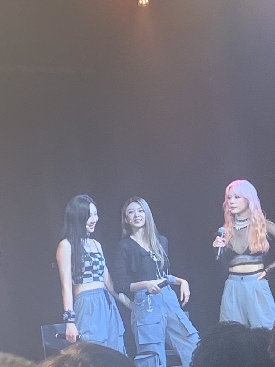 handong touching dami's butt? nice