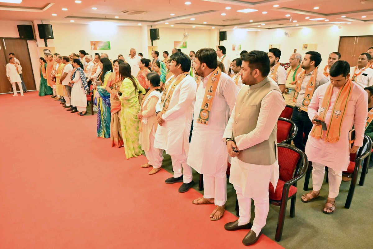 ManishYadavBJP's tweet photo. आज #Gurugram स्थित प्रदेश कार्यालय गुरुकमल में आयोजित गुरुग्राम जिले की कार्यकर्ता बैठक में उपस्थित रहा। बैठक में @BJP4Haryana के प्रदेशाध्यक्ष माननीय श्री @OPDhankar जी, प्रदेश महामंत्री (संगठन) श्री @RavindraRaju19 जी एवं पार्टी के अन्य वरिष्ठ नेताओं का मार्गदर्शन प्राप्त हुआ। https://t.co/qzbcD5M5K5