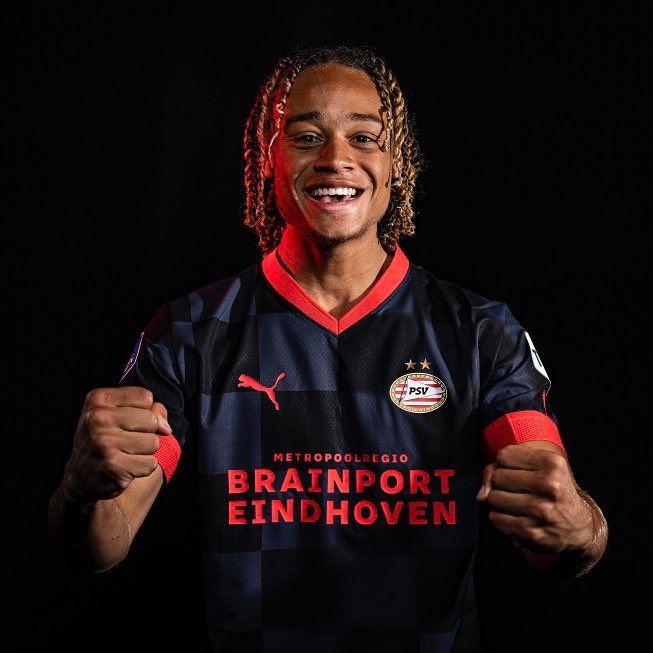 PronosticsJB's tweet image. 💥Xavi Simons quitte le PSG et signe au PSV Eindhoven !

🇳🇱Le milieu de terrain du PSG s'est engagé librement dans le club néerlandais pour un contrat de cinq ans courant jusqu'en 2027 !🤩

#XaviSimons #PSG #PSV #Football