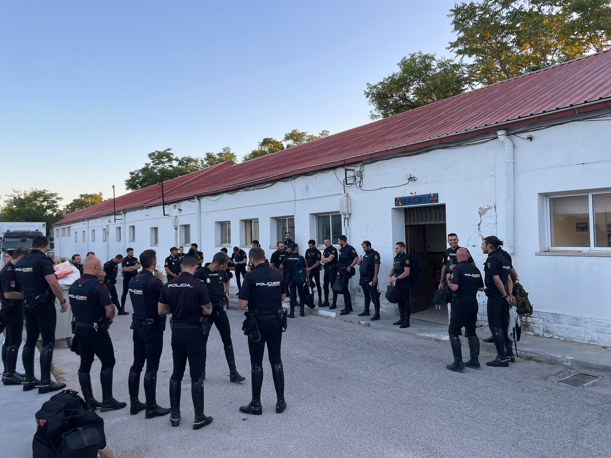 policia's tweet photo. #BuenosDias 

Nuestros agentes de #Caballería 👮‍♀️🐴👮‍♂️🐴 ya tienen todo preparado para comenzar su servicio en la #CumbreOTANMadrid 

#FelizMiércoles https://t.co/m7UBtj7XdG