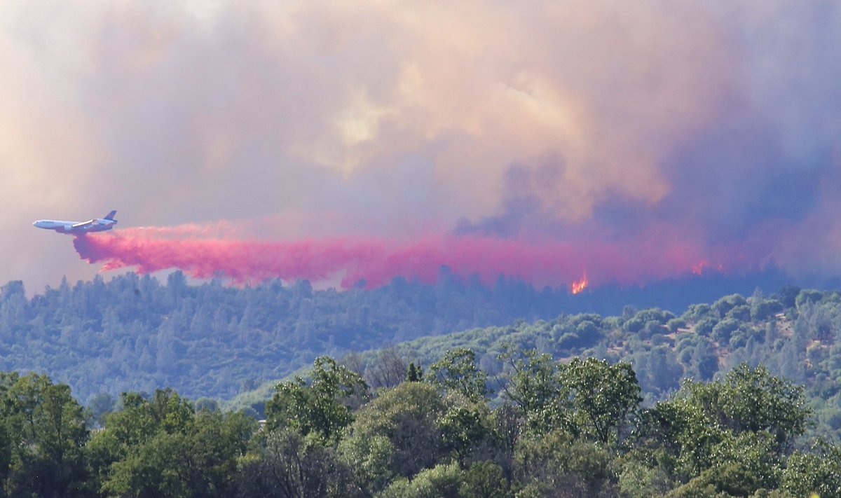 A 10 Tanker VLAT making a drop on the #RicesFire.