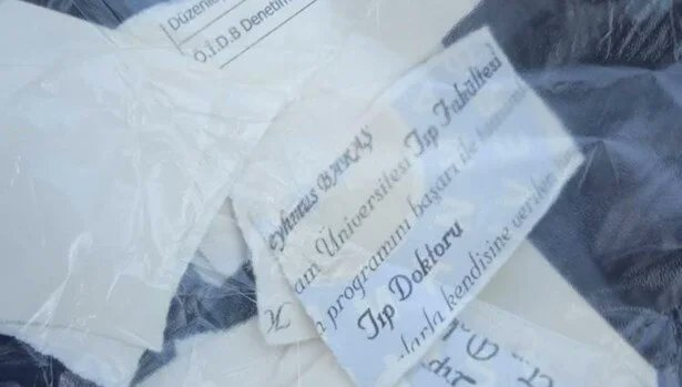 Şanlıurfa'da hastanede kendisine saldıranların serbest kaldığını öğrenen bir doktor, adliye önünde diplomasını yırtarak, mesleği bıraktığını söyledi.