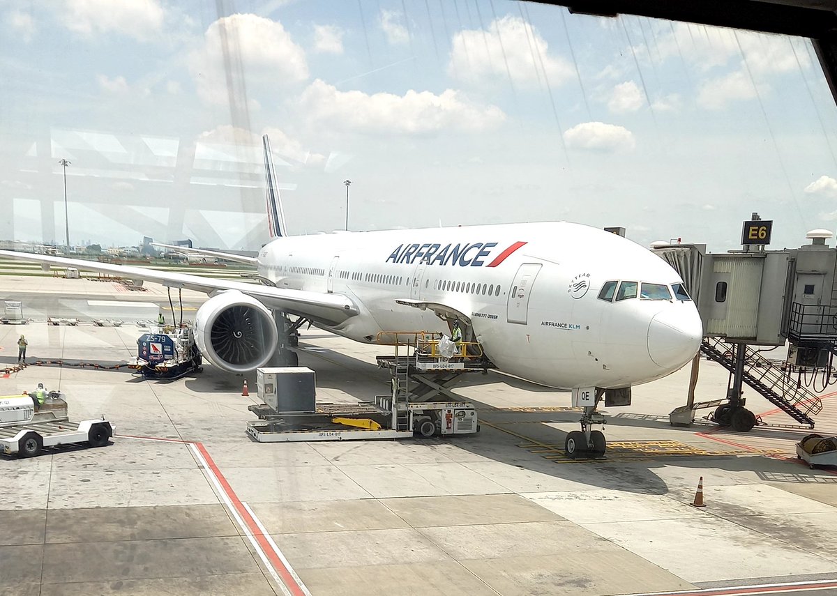 marcleflour's tweet photo. @Boeing 777-300 ER
F-GSQE
AF253
Leg BKK CDG
29JUN22
From gate E6 at #BKK
Et un coucou à @ve_damon qui vient d'effectuer la bretelle SGN.
@airfrance #airfrance #boeing #avgeek #fgsqe #boeing777 #af253 https://t.co/H52lyVEQQi