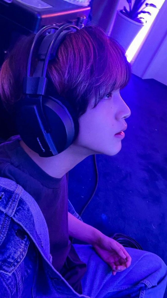 Haechancam37's tweet photo. HAECHAN looks so good with the Headphones 🎧 on ~ https://t.co/j6hkgY4JSb