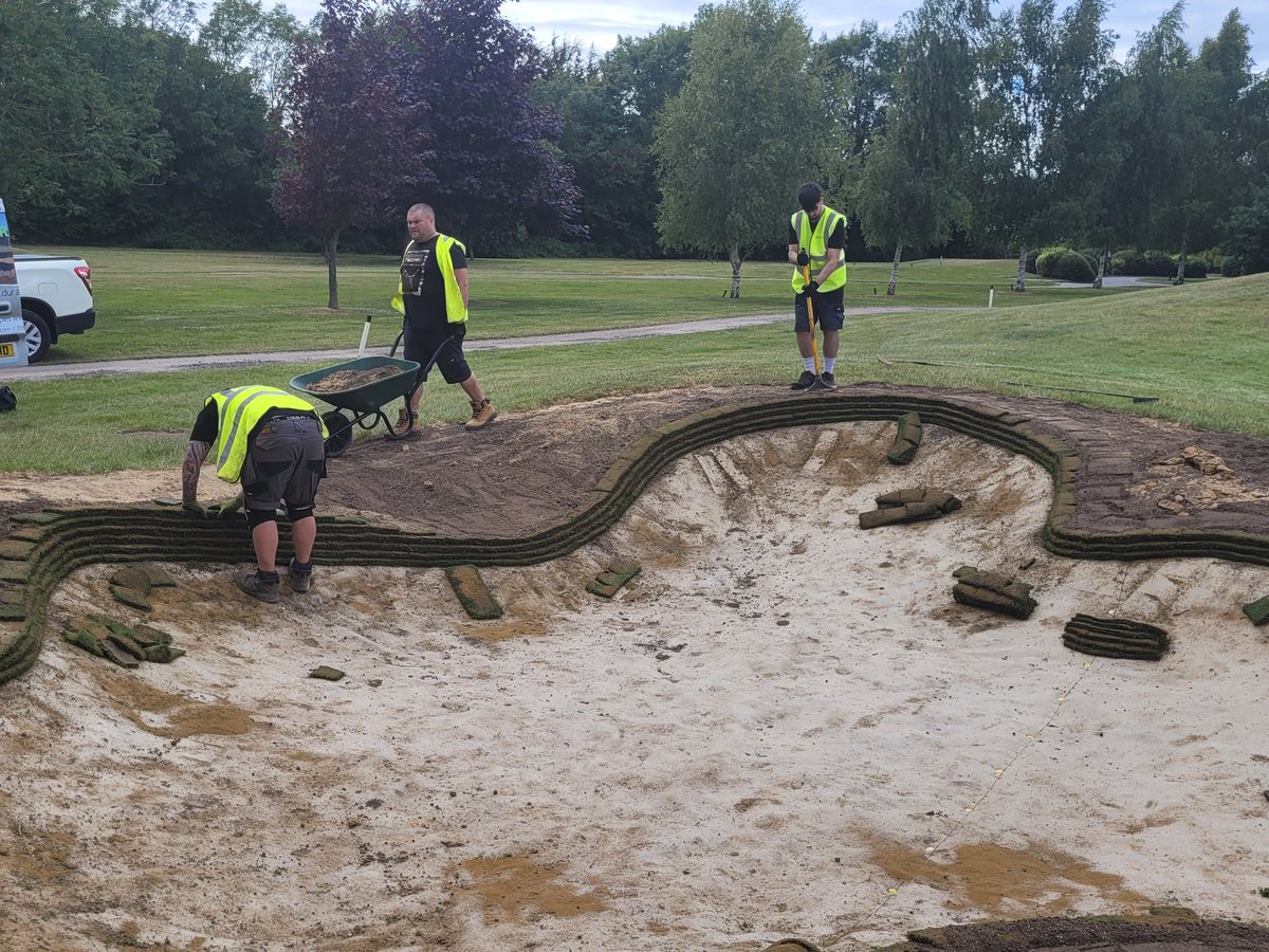 DuraBunker's tweet photo. First @DuraBunker edges coming to life @therayleighclub &amp; really defining the beautiful shaping work that's being done here @greenkeeping @eigca #bunkerart #syntheticedge #contractors #bunkerdesign #bunkerrenovation https://t.co/lEPPAkvgUD