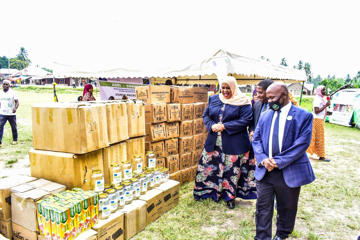 pdf_tz's tweet photo. Waziri wa Maendeleo ya Jamii, Jinsia  Wazee, na Watoto Mhe. Riziki Pembe Juma akigawa vifaa maalumu vya kuhifadhia mazao ya mboga mboga na matunda
#Viungoproject
#agriconnect
SHAMBA LANGU MTAJI WANGU
@euintanzania
@tamwa_zanzibar @community_forests https://t.co/kRu90Bd5f9