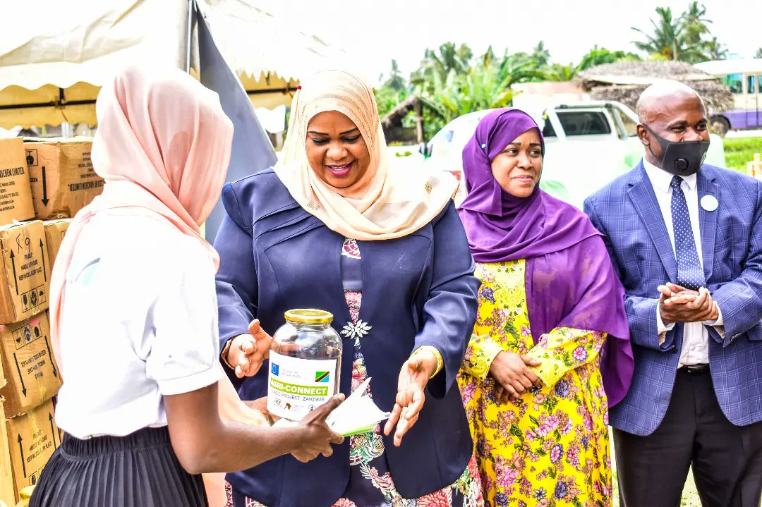 pdf_tz's tweet photo. Waziri wa Maendeleo ya Jamii, Jinsia  Wazee, na Watoto Mhe. Riziki Pembe Juma akigawa vifaa maalumu vya kuhifadhia mazao ya mboga mboga na matunda
#Viungoproject
#agriconnect
SHAMBA LANGU MTAJI WANGU
@euintanzania
@tamwa_zanzibar @community_forests https://t.co/kRu90Bd5f9