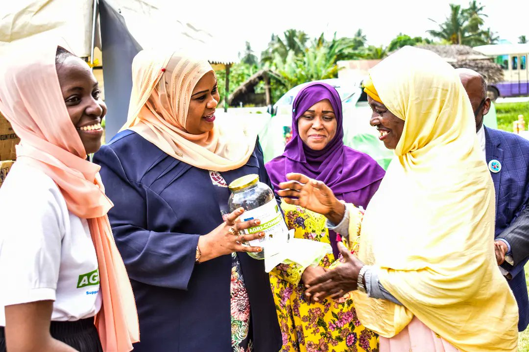 pdf_tz's tweet photo. Waziri wa Maendeleo ya Jamii, Jinsia  Wazee, na Watoto Mhe. Riziki Pembe Juma akigawa vifaa maalumu vya kuhifadhia mazao ya mboga mboga na matunda
#Viungoproject
#agriconnect
SHAMBA LANGU MTAJI WANGU
@euintanzania
@tamwa_zanzibar @community_forests https://t.co/kRu90Bd5f9