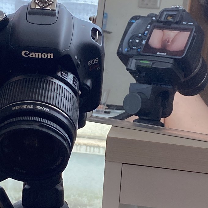 液晶パカってなるカメラじゃないから、鏡置いて撮影してるw 誰かビデオカメラ買ってくんないかな🥹 ちなみに今日はクリ吸引しておっきくする動画撮ってたよ🌰 https://t.co/p1uRxJYQan