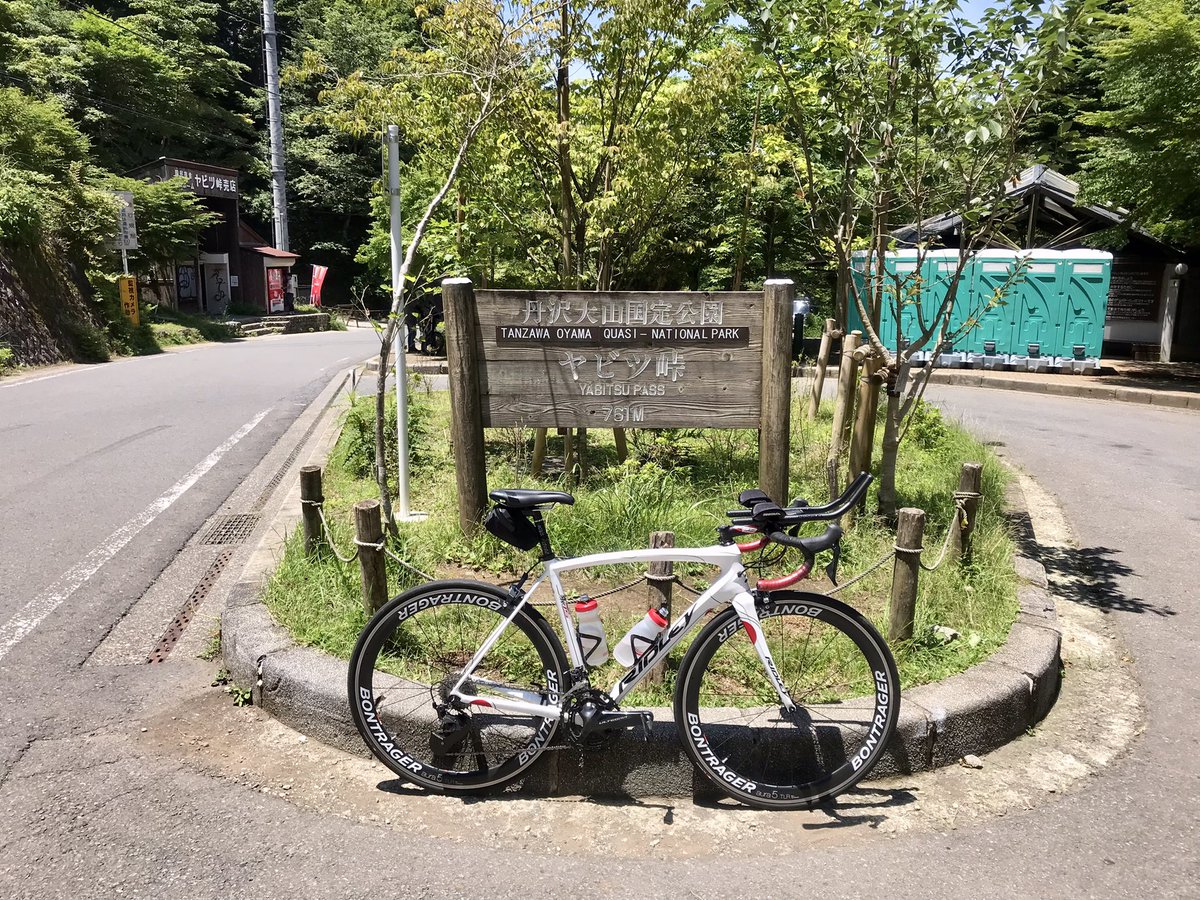 EmoKatagiri's tweet photo. イベントの準備がひと段落したので、クソ暑いですがお構いなしに自転車🚴‍♂️

Owenヒデさんから「災害級の暑さだから気をつけて」と言われていたので、少しでも気温の低そうな高い所へ⛰

当たり前ですが、登ってる道中は標高に関係なく暑かったです。さて、後ほどイベントの告知しますね。 https://t.co/M7M0ecI6pY