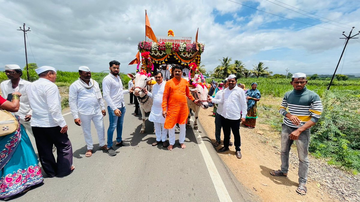virajshinde19's tweet photo. काल ज्ञानेश्वर माउलींच्या पालखीचे नीरा नदीमध्ये पादुका स्नान करून पाडेगाव येथे सातारा जिल्ह्यामध्ये आगमन झाले, संपूर्ण वारकरी भक्तांच्या या सोहळ्याला उपस्थित राहून सातारा जिल्ह्यामध्ये माउलींच्या पालखीचे स्वागत केले.
#ashadivari https://t.co/X5nyWu3xk4