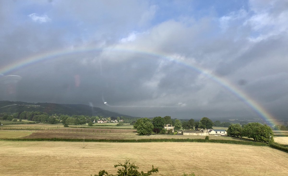 Is my trip to London going to be a good one today? 

Yes, judging by this fortuitous rainbow brightening up the ominous black clouds 🌈🌈🌈

Not that I’m reading signs and omens or anything…