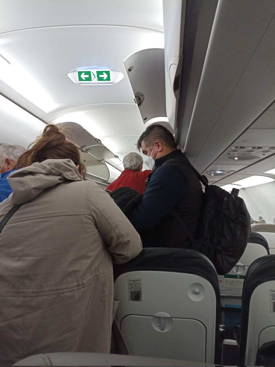 jotapefj's tweet photo. @VuelaJetSMART vuelo de Puerto Montt a Santiago media hora atrasado, cuando llegamos tenemos que esperar media hora más a que pongan la manga, ! Un desastre, última vez que vuelo en esta porquería de línea aérea.....que verguenza @VuelaJetSMART https://t.co/VfurLrIFEc