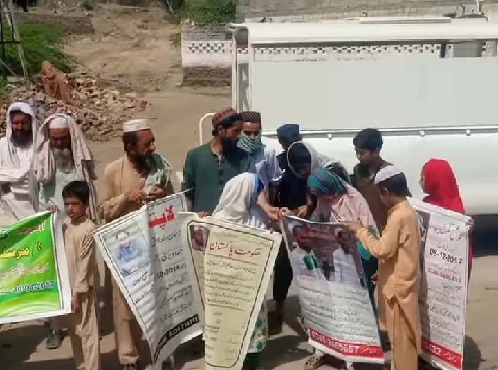 PashtunTM_Offi's tweet photo. Pashtun missing persons families protesting in Ghalanai district Mohmand. Huge police contingent present. https://t.co/6hsDz8hlyU