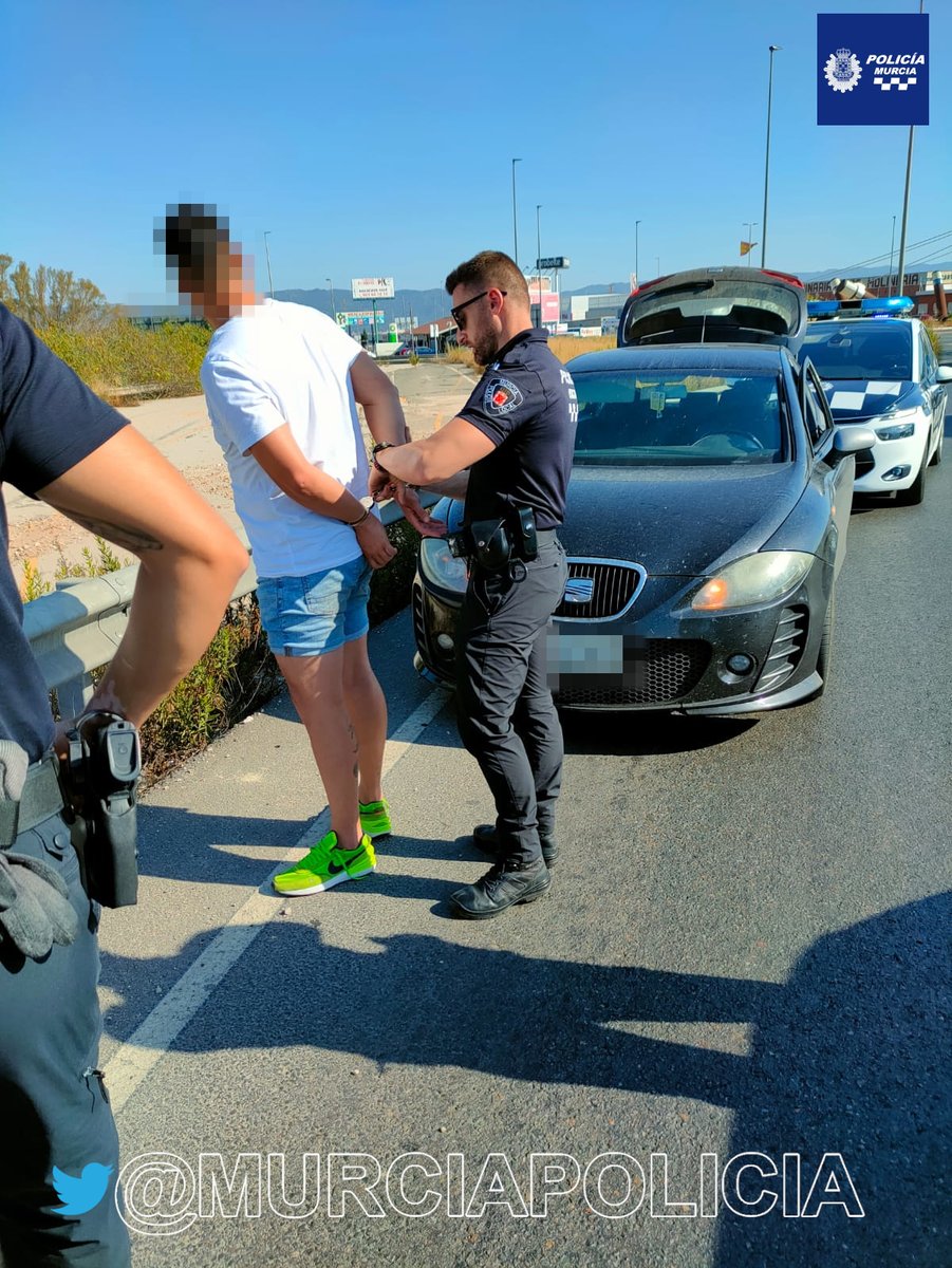 MurciaPolicia's tweet photo. Efectivos de Espinardo han detenido a un  individuo que llevaba oculto bajo el asiento trasero 86,61 g de hachís y 5,296 g de cocaína, en #ElPuntal .

El  arrestado, coopiloto de un 🚗, ha sido acusado de un delito contra la salud pública. https://t.co/8KBFZaZNER