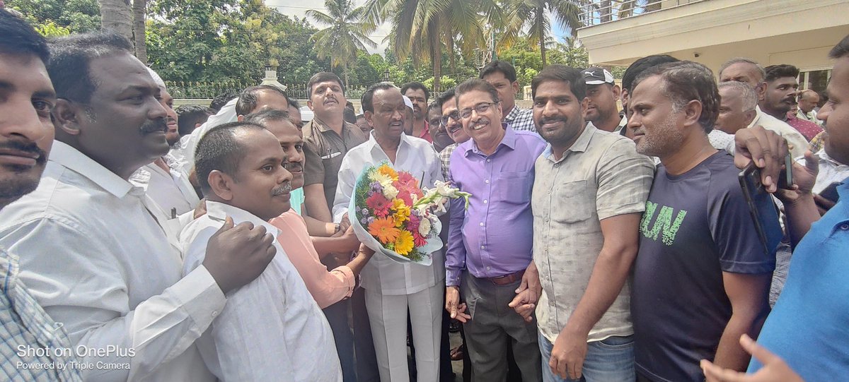 MTB_Nagaraj's tweet photo. ದಿನಾಂಕ:29-06-2022 ರಂದು ಗರುಡಚಾರ್ ಪಾಳ್ಯದ ಸ್ವಗೃಹದಲ್ಲಿ ಜನರ ಅಹವಾಲುಗಳನ್ನು ಆಲಿಸಿ ಪರಿಹರಿಸಿದ ಸಂದರ್ಭ.
#MTB_HOSAKOTE
#MTBNagaraj https://t.co/JtQsZ178xR