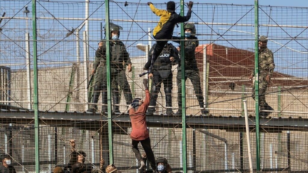 France24_fr's tweet photo. À Melilla, les raisons du déchaînement de violence antimigrants https://t.co/HKPMcsrBRS https://t.co/CG4TZdfXwl