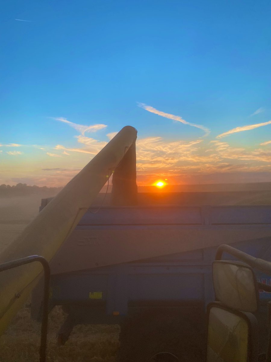 Petit rituel du soir pendant la moisson 🌾🚜 le petit tour dans la batteuse <a href="/valfrancecoop/">Valfrancecoop</a>