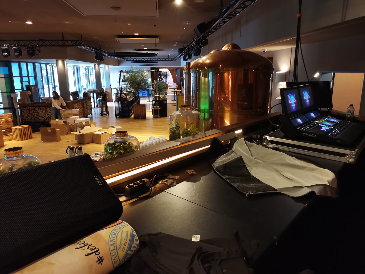 💼 Für das Aufbau-Team ging es schon heute an den Paulaner Nockherberg! Die letzten Vorbereitungen wurden getroffen damit der World of Data 2022 morgen am Donnerstag pünktlich starten kann. Wir freuen uns schon sehr auf morgen! #worldofdata22 #data #analytics #martech