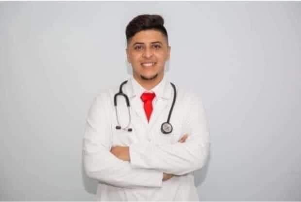 isultan1972's tweet photo. مأساة تتكرّر عنوانها د. عبدالرحمن أبو عواد رحمه الله، ناجي من السرطان وحافظ لكتاب الله، يعمل طبيباً متدرّباً دون أجر في ظل كثرة الخريجين وشح التعيينات، بعد مناوبة استمرت ٣٦ ساعة يعود لمنزله وربما نام أثناء القيادة فانحرف إلى الجهة الأخرى واصطدم بسيارة أخرى في حادث مميت للطرفين+ https://t.co/HmsdcyDfDP