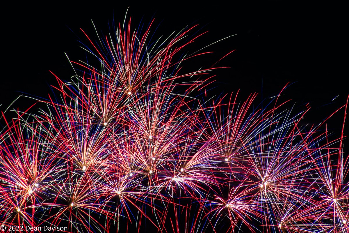 Fire in the Sky. 
Well done, @LakeQuiviraCC #LakeQuivira #IndependenceDay2022 #fireworks #HowWeDoKC