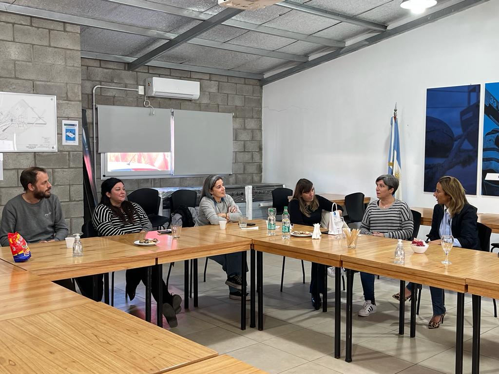 CarlaMonrabalok's tweet photo. Seguimos trabajando sobre el Proyecto Murales. Su objetivo es embellecer los espacios aledaños al puerto, realizando intervenciones artísticas con temáticas ODS 5 y 16.
En unidad, seguimos #TransformandoElPuerto, para fortaceler los vínculos con la Comunidad de Avellaneda. https://t.co/LlGkmecoKC