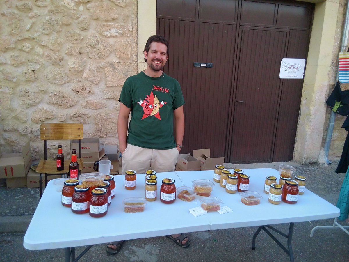 VDVRockFest's tweet image. Menudo mercadillo nos está quedando. Os presentamos otro de los puestos, miel entre hoces , es un apicultor de la zona nordeste de Segovia que tiene colmenas en Valdevarnés además de en varios pueblos de la zona, cosecha una miel característica vinculada a la flora local.