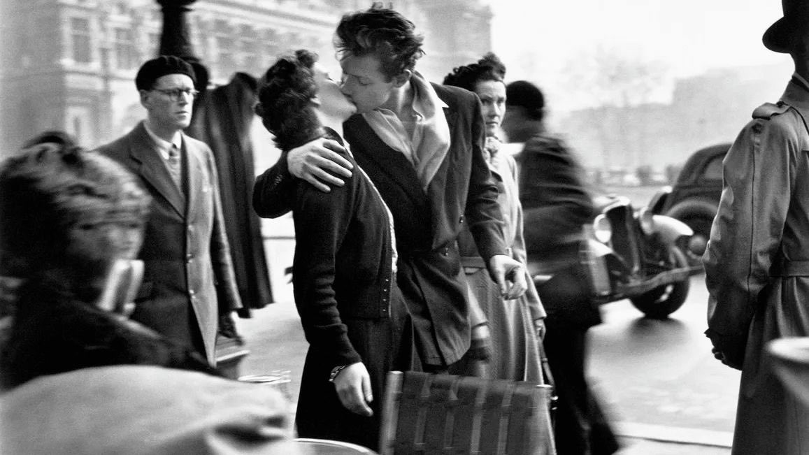 gantzeragency's tweet photo. C’est la journée international du baiser ! 💋

A cette occasion nous ne résistons pas à vous proposer nos baiser préférés dans l’art et la pop culture ! 👩‍❤️‍💋‍👨👩‍❤️‍💋‍👩👨‍❤️‍💋‍👨

- Le baiser de Robert Doisneau https://t.co/aorrMRnOsc