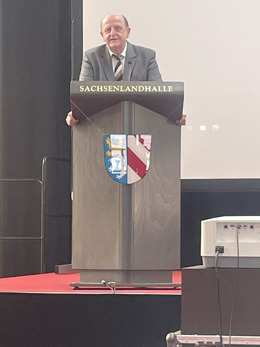 wanderwitz's tweet photo. Landrat Dr. Christoph #Scheurer resümiert im Kreistag #Zwickau seine endenden 31! Dienstjahre, zunächst in Glauchau, dann im Chemnitzer Land, seit 2008 in Zwickau. Hab Dank für Deine Arbeit, die auch unsere CDU vor Ort entscheidend geprägt hat. Gottes Segen Dir & Deiner Familie. https://t.co/CygAurpAA9