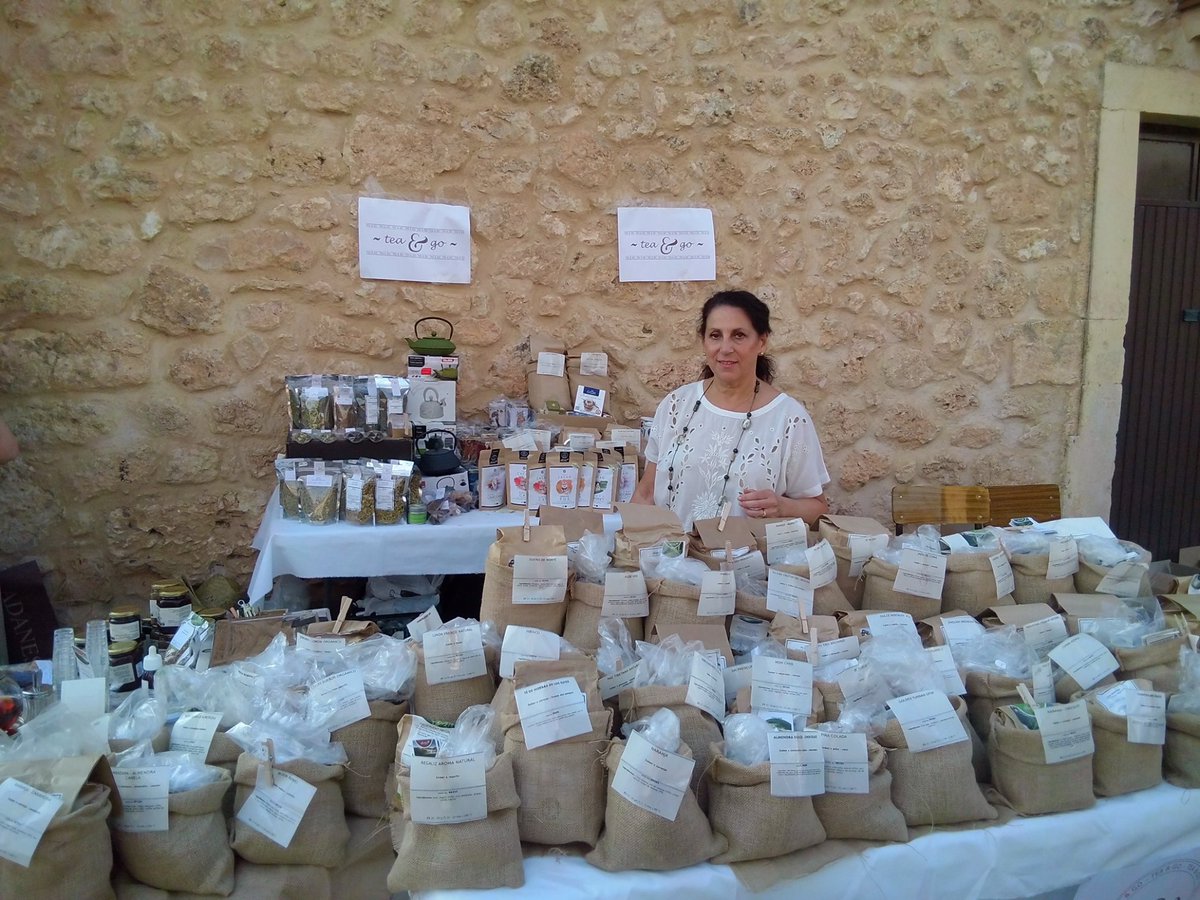 VDVRockFest's tweet image. Para finalizar con los puestos de nuestro mercadillo, os presentamos Tea &amp;amp; Go . Es una tienda especializada en tés, infusiones, mieles y especias situada en San Fernando de Henares pero muy vinculada a Valdevarnés. 

teandgo.es

#tés
#infusiones
#especias
#miel