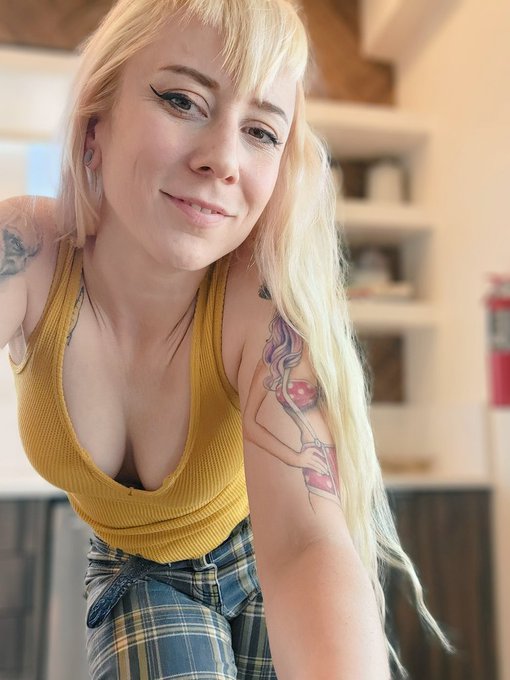 Ask mefor a free voice rating when you join my OF today 🥰 💣Over three years worth of content 💅 1500+