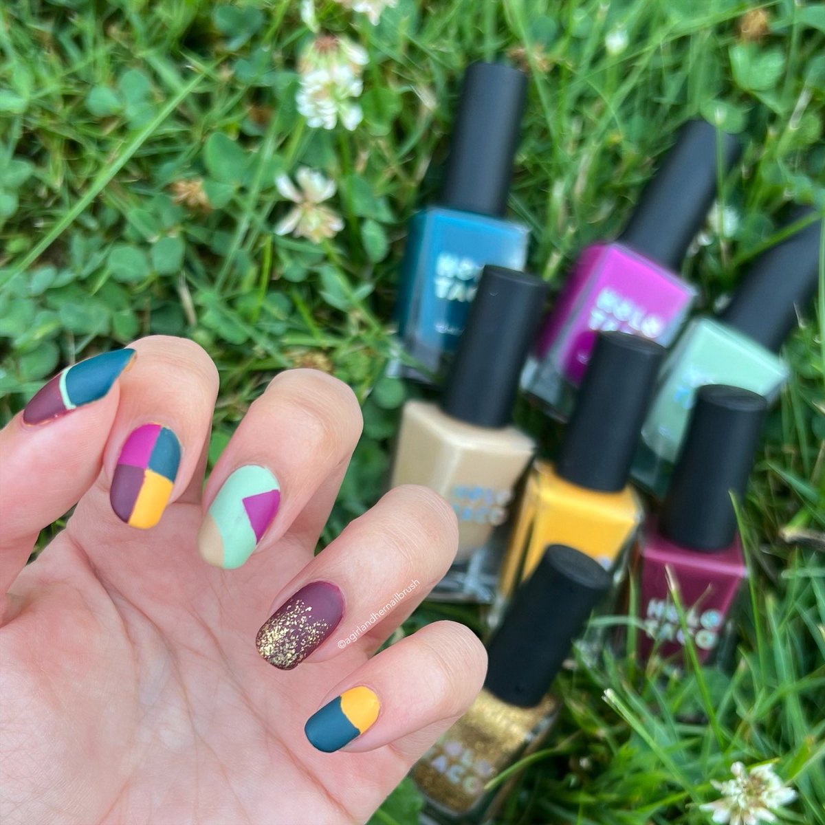 agrlndhrnalbrsh's tweet photo. Happy #3YearsOfHoloTaco! 🥳 In honor of @holotaco turning 3, I decided to recreate @nailogical’s ‘Tea Collection’ nail art. 🍵🤍 #nails #nailart #holotaco https://t.co/1vkp1ZKC11