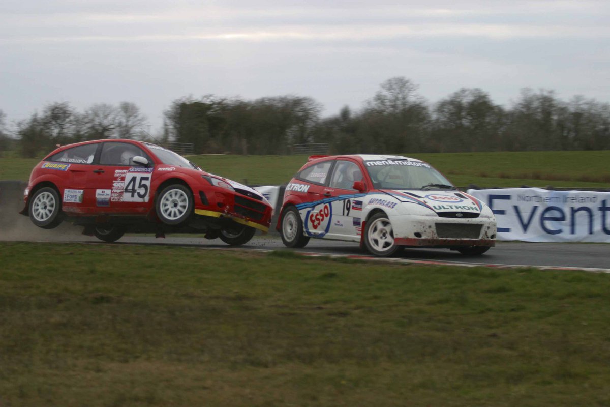 A brilliant photo of two greats of #Rallycross going head to head.  

#BritishRX #FIAWorldRX #EuroRX <a href="/motorsport_ie/">Motorsport.ie</a> <a href="/rally_ie/">rally.ie</a>