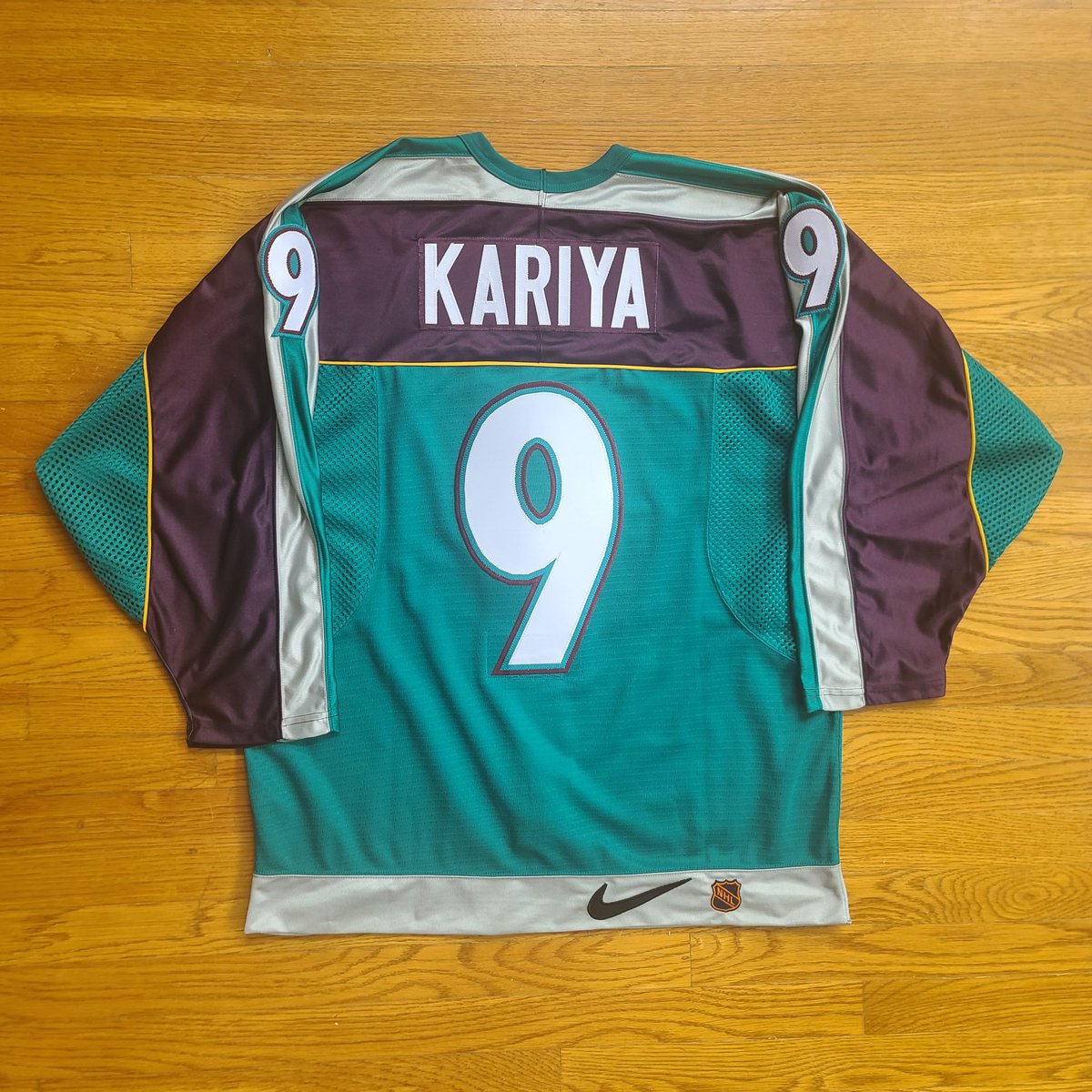 PVJerseys's tweet photo. ๐จNew addition to the PC! New jerseys are up on @everythingjrzys Instagram account every week, drop a follow!๐จ
1997-98 Nike Paul Kariya Anaheim Mighty Ducks Alternate Authentic jersey!
What's the latest addition to your collection? #LetsGoDucks #PVsPC #PVFinds #HockeyTwitter https://t.co/Q4LcZ4KQT0