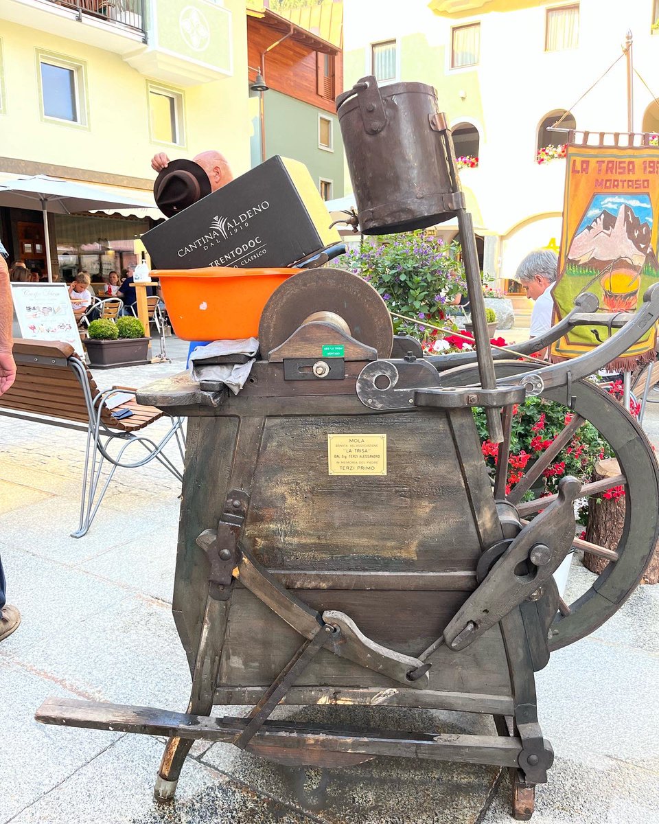 paoloangeloRF's tweet photo. Che gioia nel veder il largo sorriso degli #arrotini quando ho portato loro il saluto del signor #aldolorenzi #Lorenzi(“ un vero Signore! “Le loro parole ) manifestazione arrotini in piazza a #Pinzolo sabato pomeriggio #valrendena #moleta #visittrentino https://t.co/aMKODbgKF5