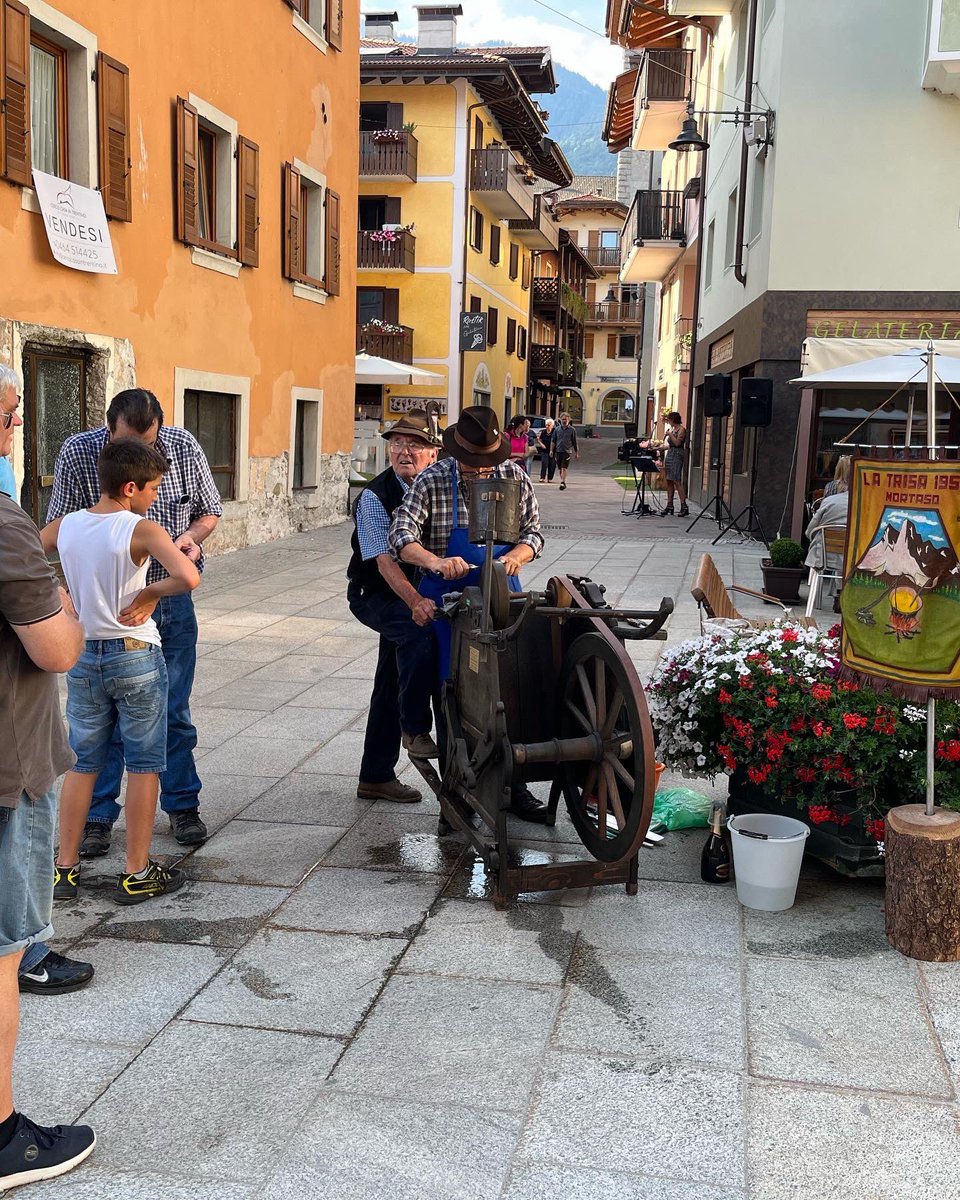 paoloangeloRF's tweet photo. Che gioia nel veder il largo sorriso degli #arrotini quando ho portato loro il saluto del signor #aldolorenzi #Lorenzi(“ un vero Signore! “Le loro parole ) manifestazione arrotini in piazza a #Pinzolo sabato pomeriggio #valrendena #moleta #visittrentino https://t.co/aMKODbgKF5